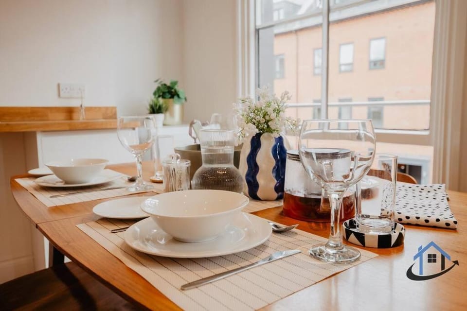 Kitchen or kitchenette, Food and drinks, Dining area