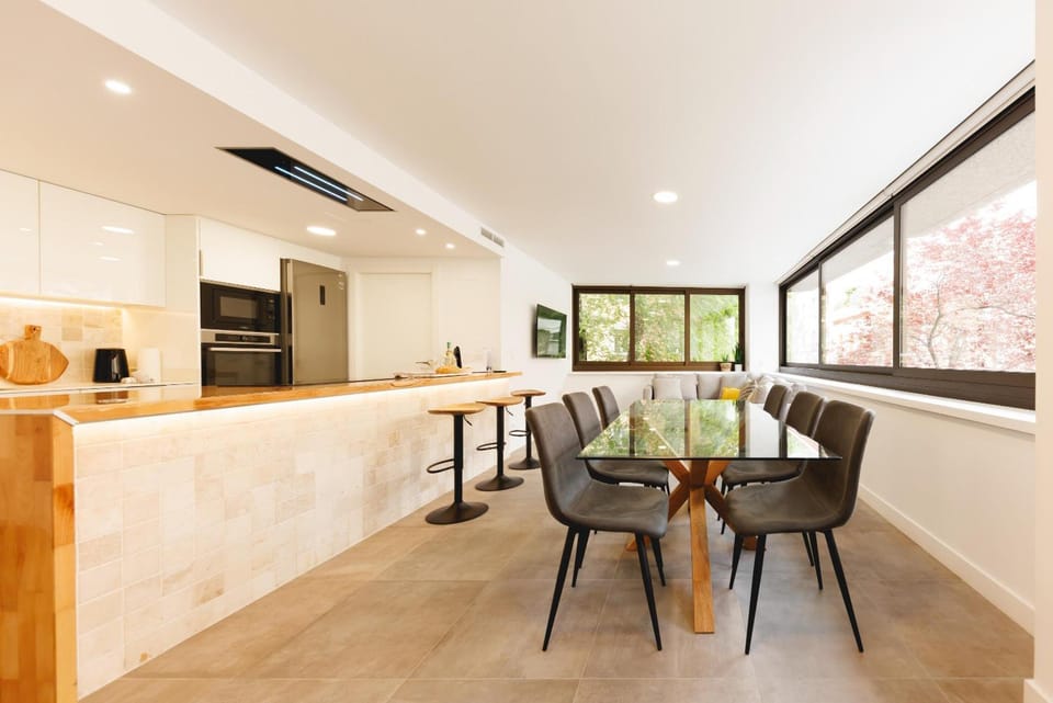 Photo of the whole room, Dining area