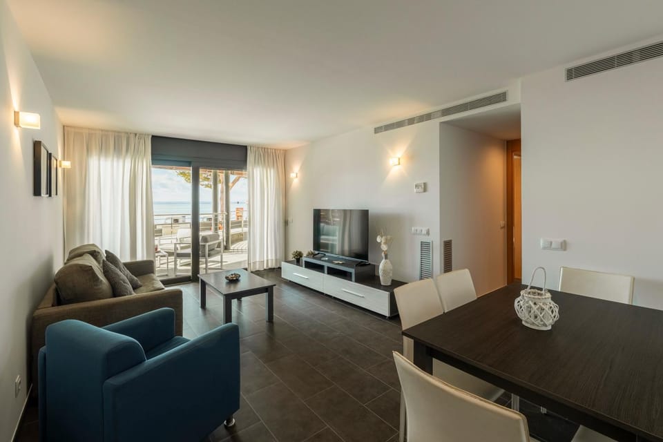 TV and multimedia, Seating area, Dining area