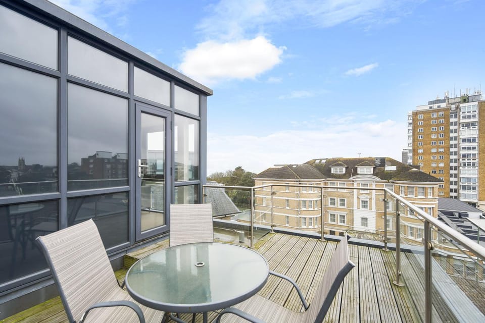 Westcliff Penthouse with Sea Views and Balcony Apartment in Bournemouth