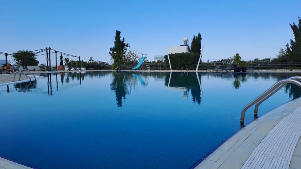 Pool view, Swimming pool, sunbed