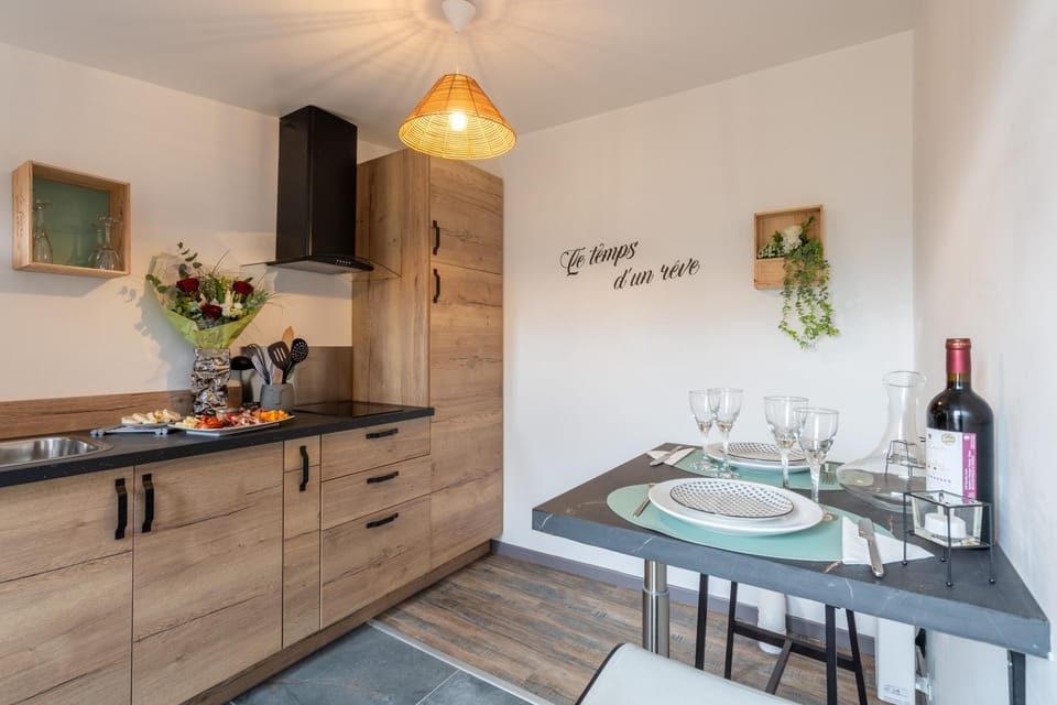 Kitchen or kitchenette, Dining area, stove