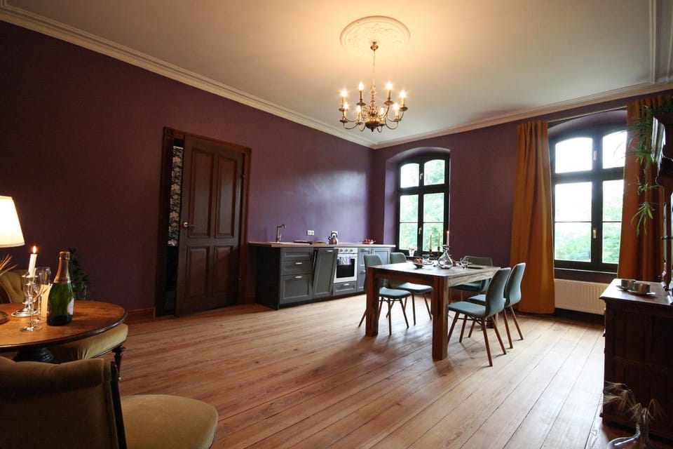 Kitchen or kitchenette, Living room, Seating area, Dining area, kitchen