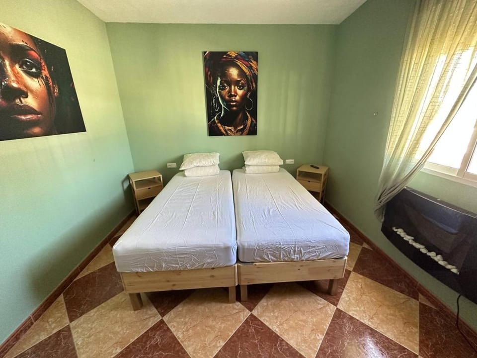 Bed, TV and multimedia, Photo of the whole room, internet