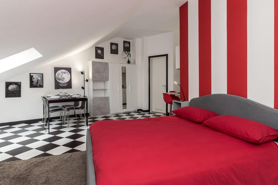 Bed, Photo of the whole room, Seating area, Bedroom