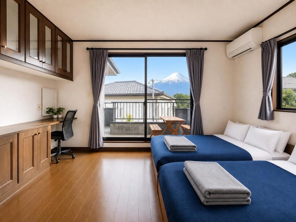 Balcony/Terrace, Bedroom, Mountain view