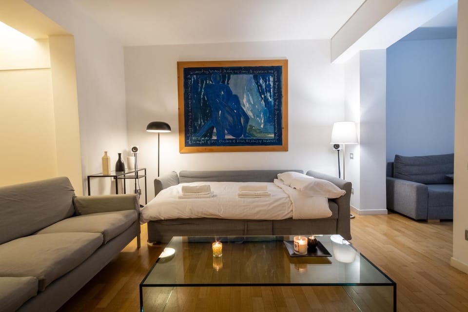Bed, Living room, Seating area, towels
