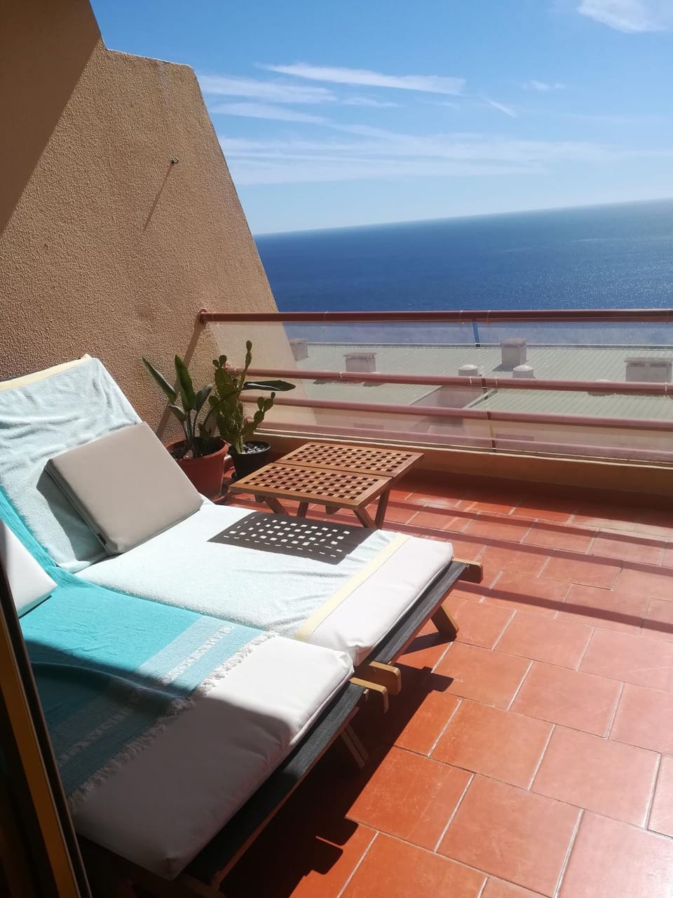 Communal lounge/ TV room, Balcony/Terrace, Sea view, sunbed