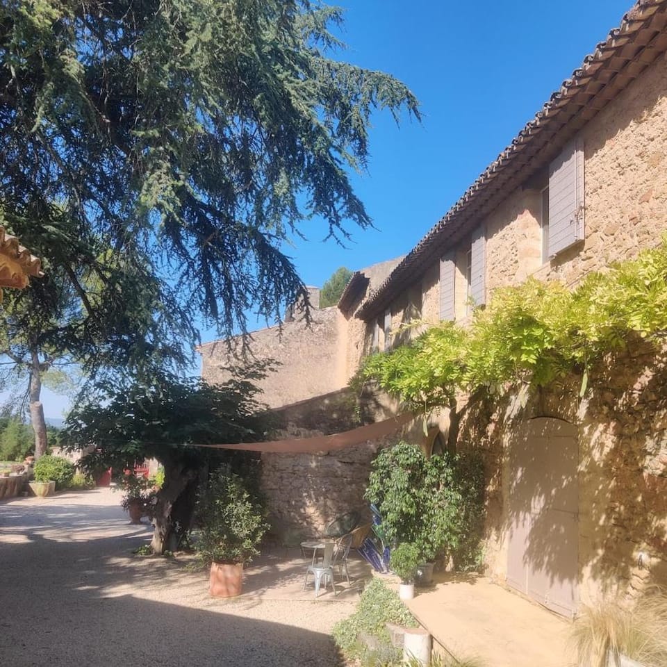 Charme et authenticité dans une ferme. House in Lourmarin