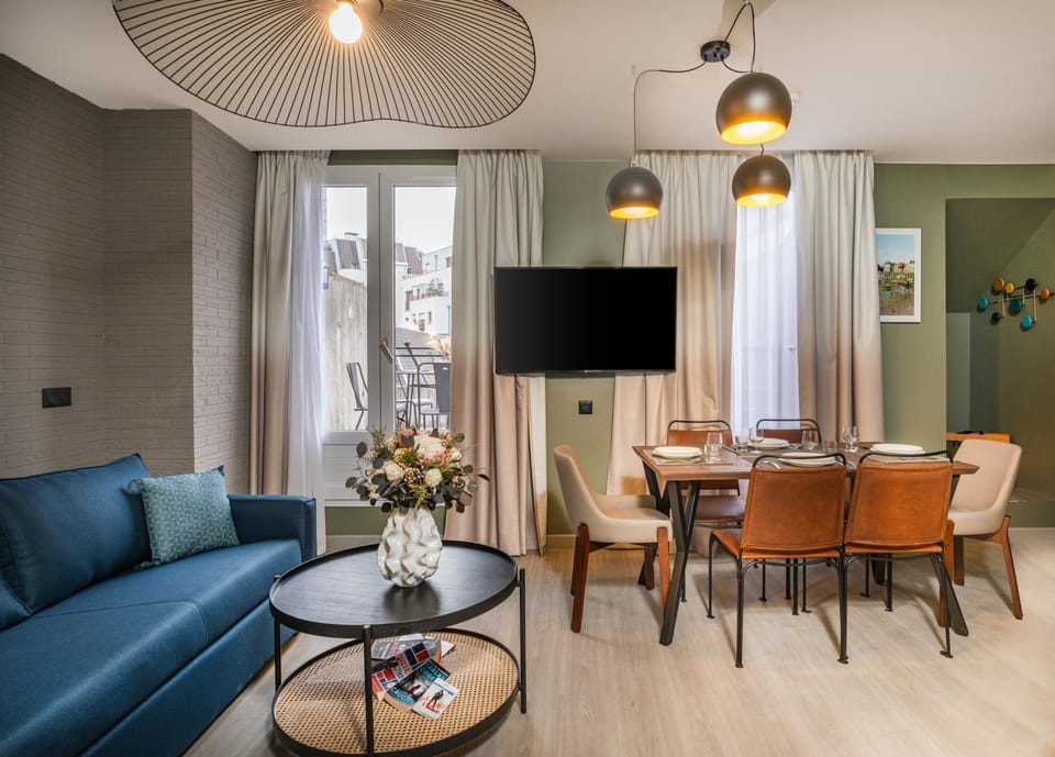 Communal lounge/ TV room, TV and multimedia, Living room, Dining area