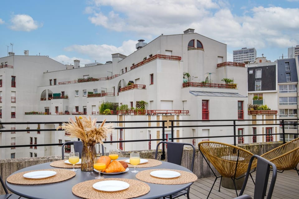 Property building, View (from property/room), Balcony/Terrace, Dining area, City view