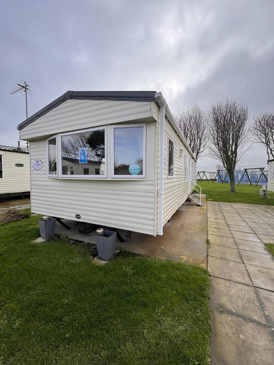 3 Bed Caravan - Sleeps 8 - Pet friendly Parking Chalet in Towyn