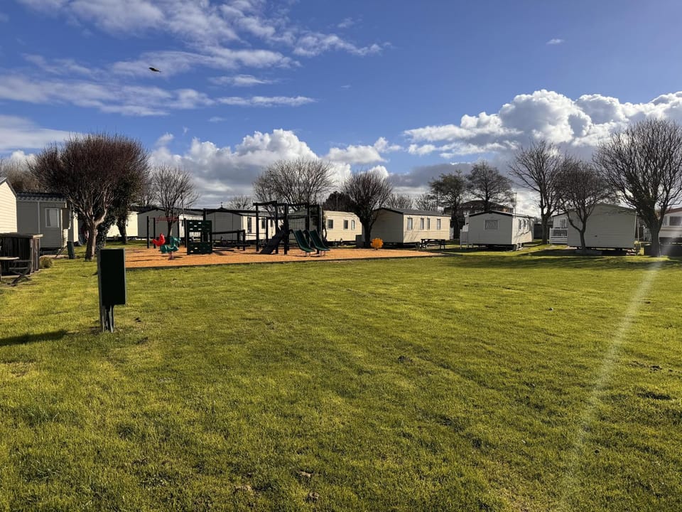 3 Bed Caravan - Sleeps 8 - Pet friendly Parking Chalet in Towyn