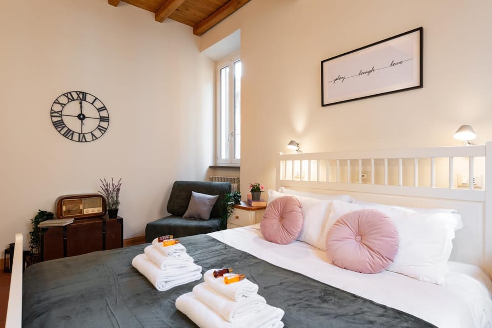 Bed, Bedroom, towels