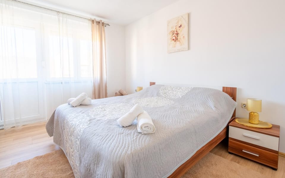 Bed, Bedroom, towels