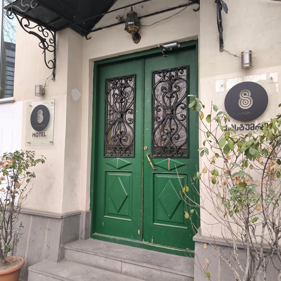 Property building, Facade/entrance, Off site, Day, internet, air conditioner