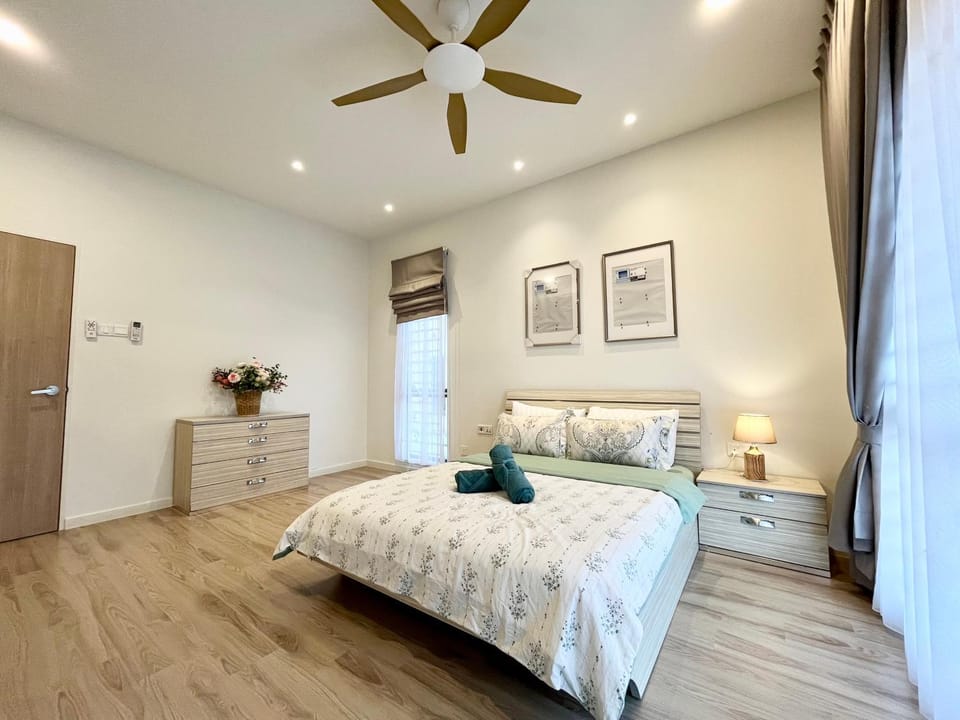 Bed, Bedroom, fireplace, air conditioner