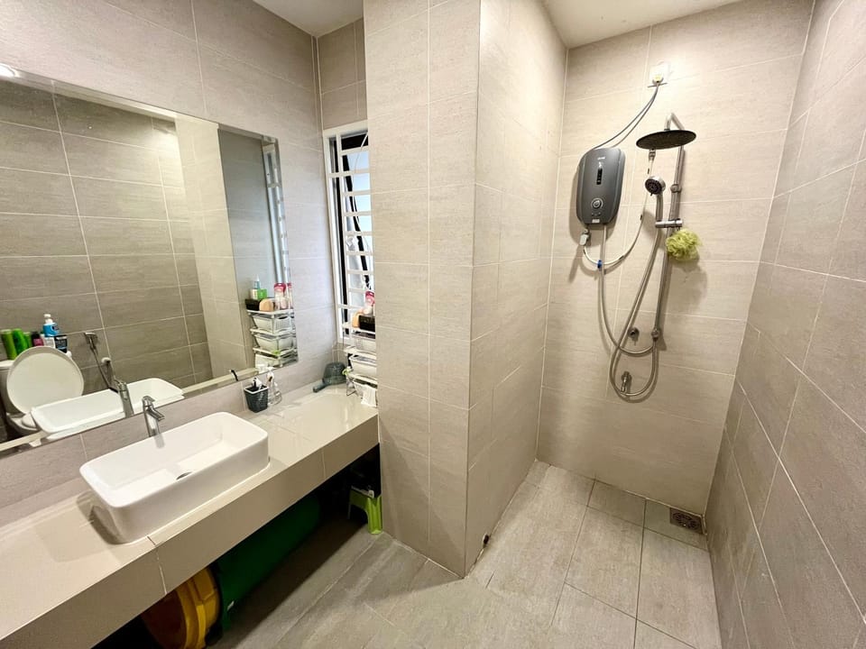 Shower, Toilet