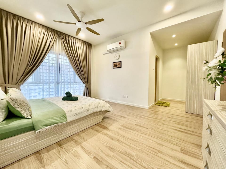 Bed, Bedroom, fireplace, wardrobe, air conditioner