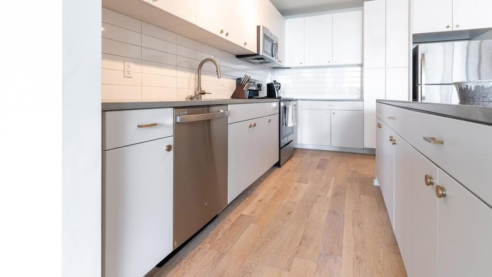 Landing Modern Apartment with Amazing Amenities (ID7179X10) Apartment in Warehouse District