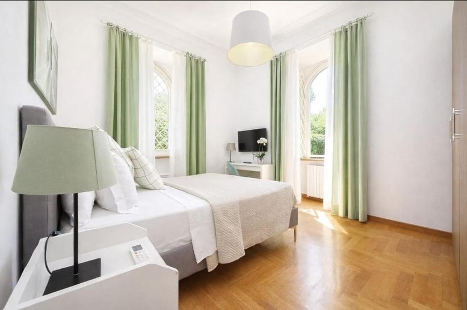 Bed, TV and multimedia, Photo of the whole room, Bedroom