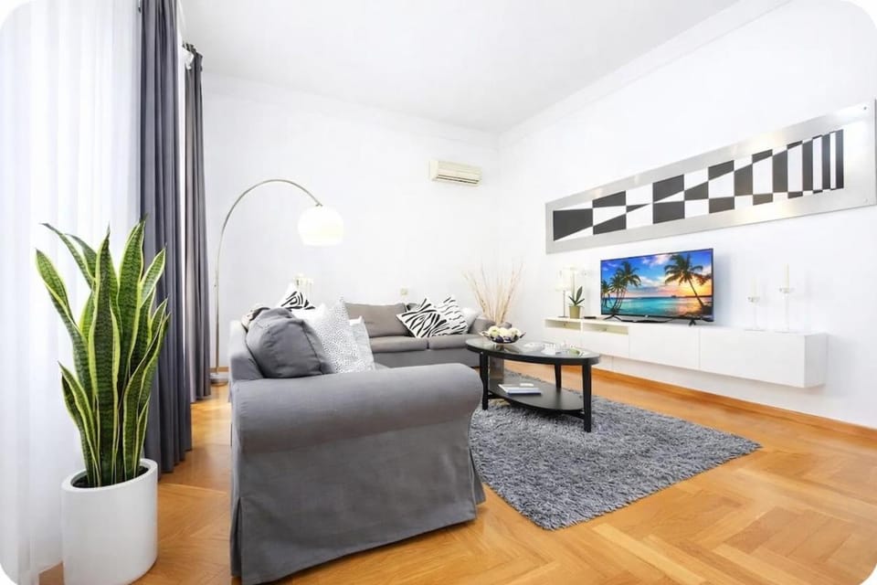 TV and multimedia, Living room, Seating area, air conditioner