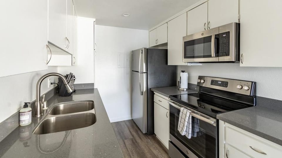Landing Modern Apartment with Amazing Amenities (ID7792X24) Apartment in Palm Springs