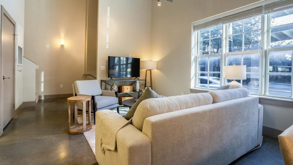 Landing Modern Apartment with Amazing Amenities (ID3866X90) Apartment in Warehouse District