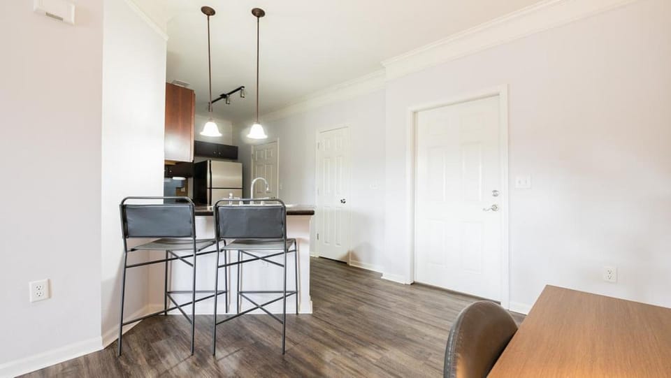Landing Modern Apartment with Amazing Amenities (ID5223X32) Apartment in Overland Park