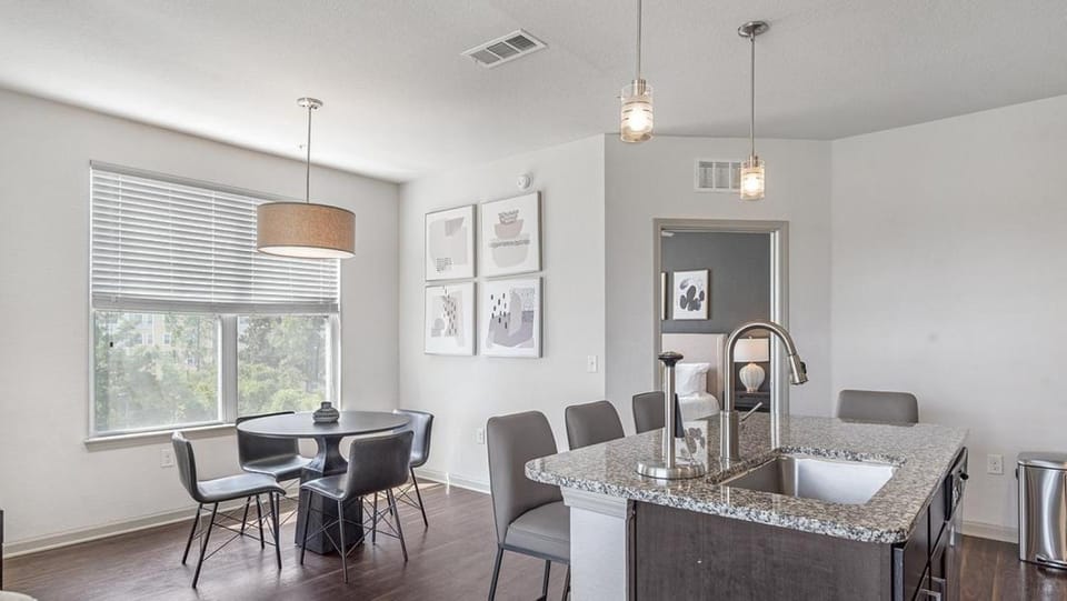 Landing Modern Apartment with Amazing Amenities (ID1400X584) Apartment in Mobile