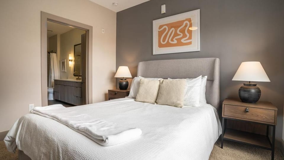 Landing Modern Apartment with Amazing Amenities (ID8909X00) Apartment in Warehouse District