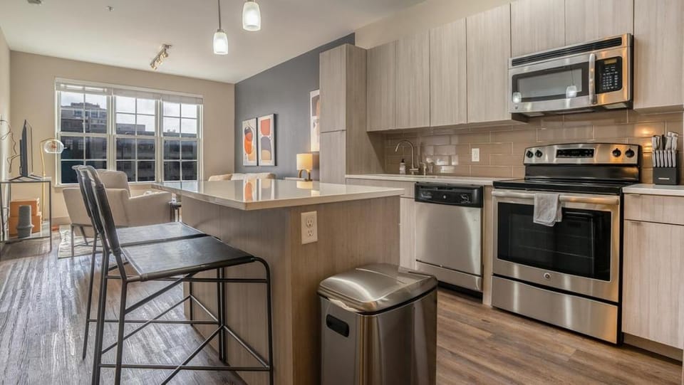 Landing Modern Apartment with Amazing Amenities (ID8909X00) Apartment in Warehouse District