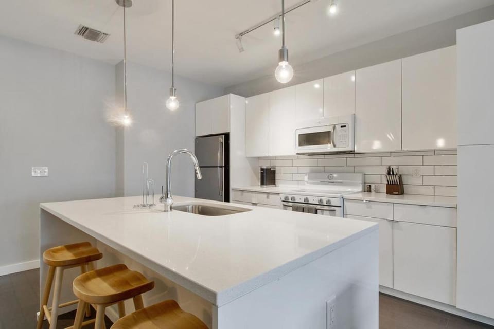 Landing Modern Apartment with Amazing Amenities (ID1723X33) Apartment in Warehouse District