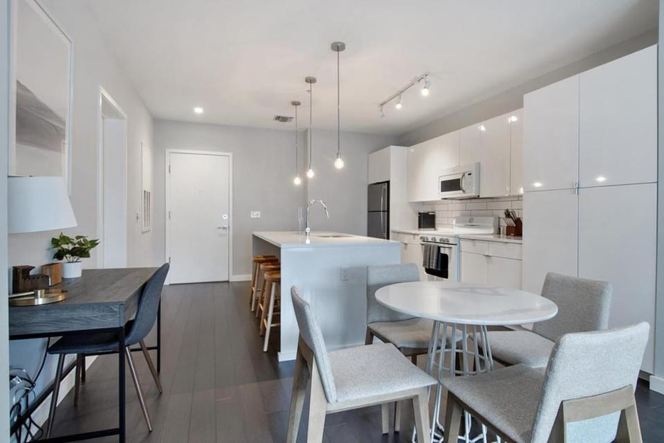 Landing Modern Apartment with Amazing Amenities (ID1723X33) Apartment in Warehouse District