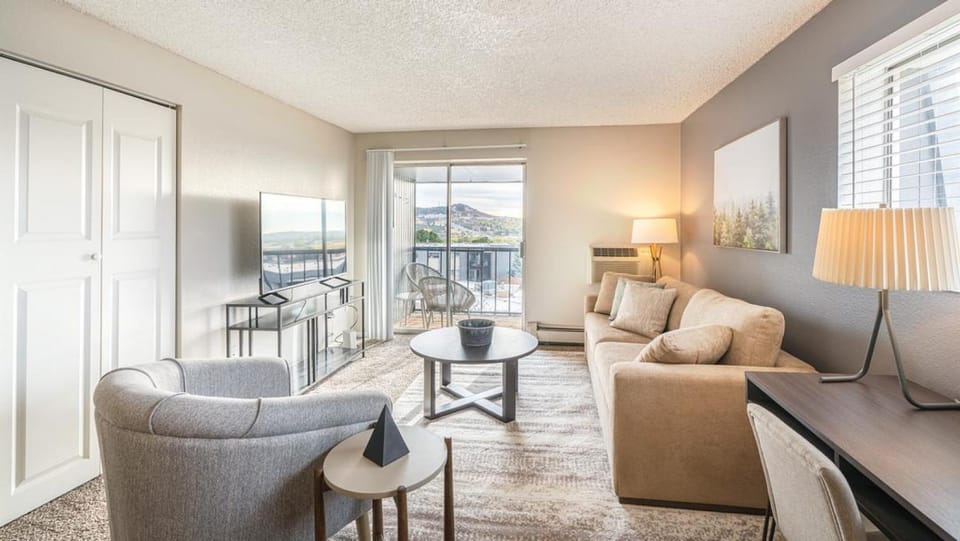 Landing Modern Apartment with Amazing Amenities (ID7160X43) Apartment in Colorado Springs