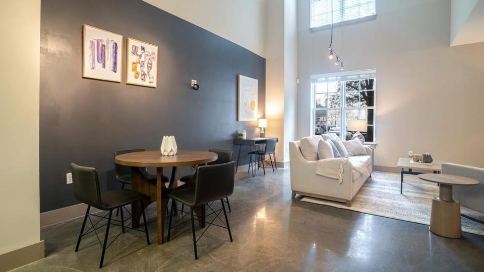 Landing Modern Apartment with Amazing Amenities (ID8678X35) Apartment in Warehouse District