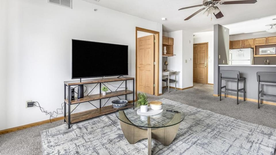 Landing Modern Apartment with Amazing Amenities (ID1403X370) Apartment in Milwaukee