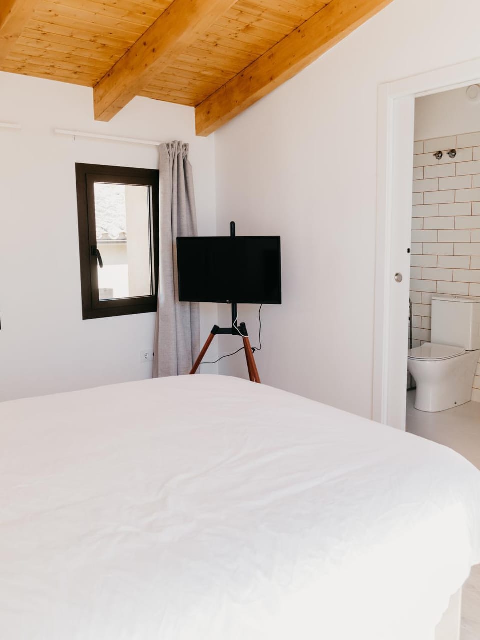 Bed, TV and multimedia, Photo of the whole room