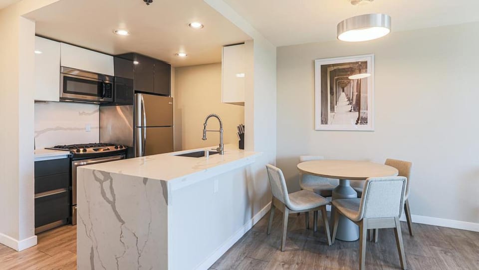 Landing Modern Apartment with Amazing Amenities (ID6891X56) Apartment in Hollywood