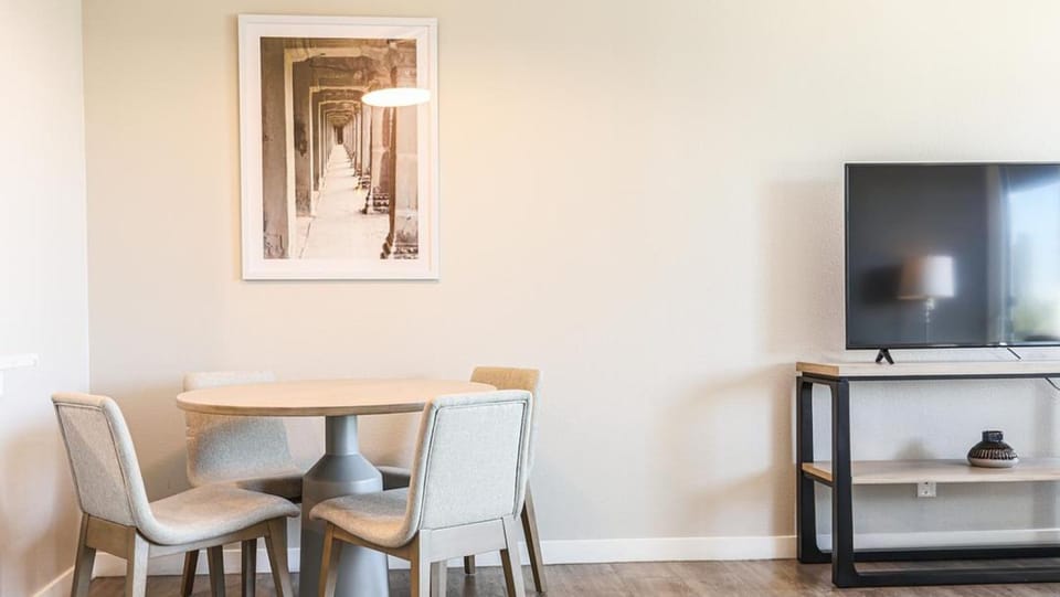 Landing Modern Apartment with Amazing Amenities (ID6891X56) Apartment in Hollywood