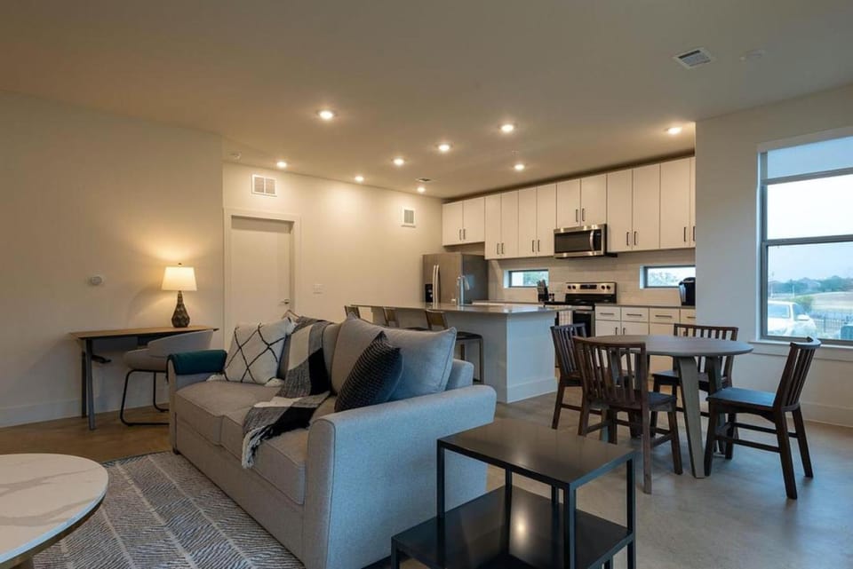 Landing Modern Apartment with Amazing Amenities (ID8767) Apartment in Austin