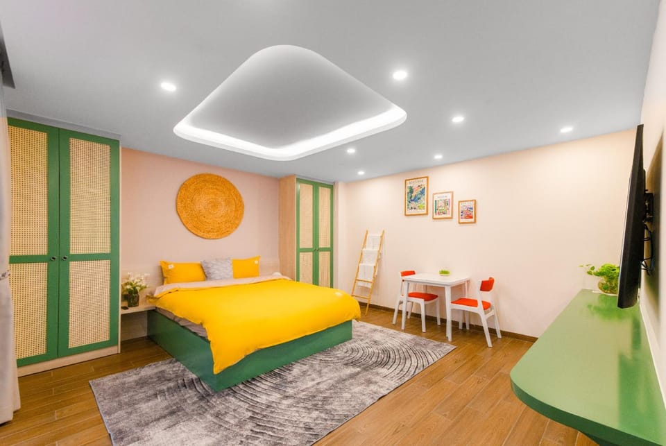 Bed, Living room, Photo of the whole room, Seating area, Bedroom