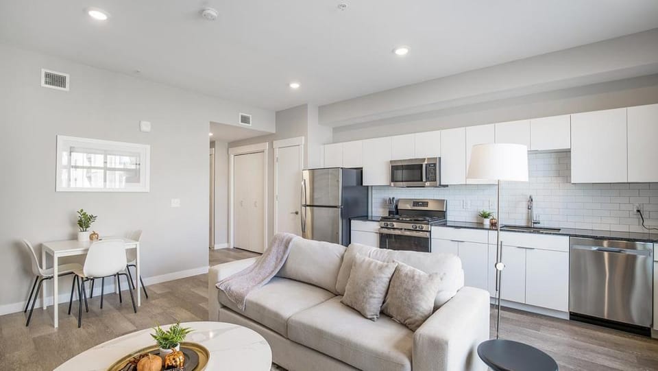 Landing Modern Apartment with Amazing Amenities (ID1267X014) Apartment in Sandy