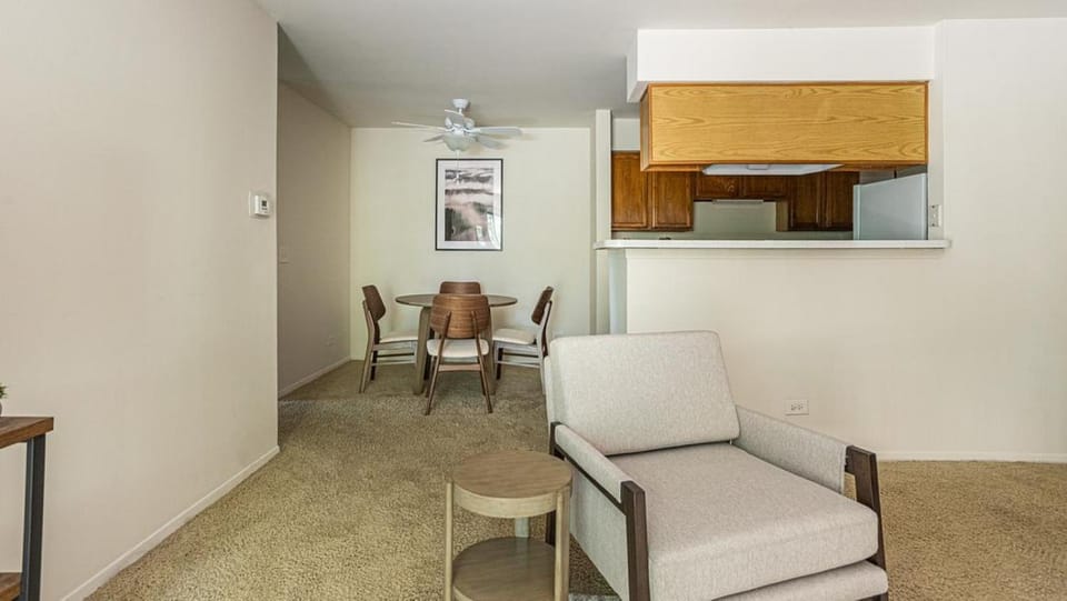 Landing Modern Apartment with Amazing Amenities (ID5162X44) Apartment in Buffalo Grove