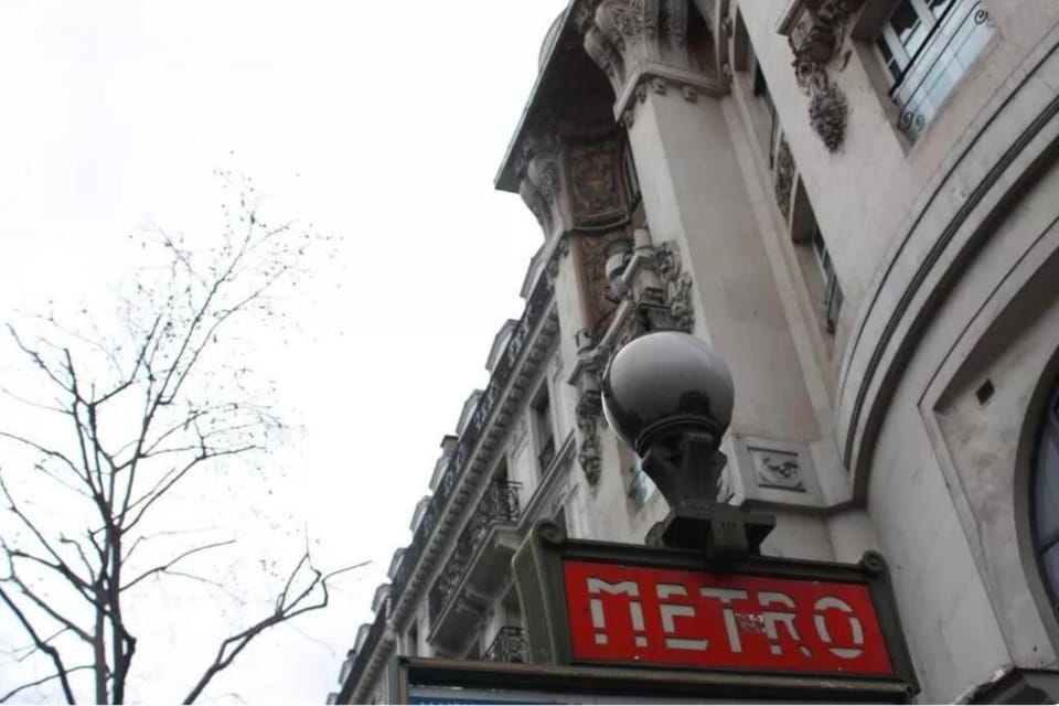Lou - Stylish Studio Montorgueil Historic Heights Apartment in Paris