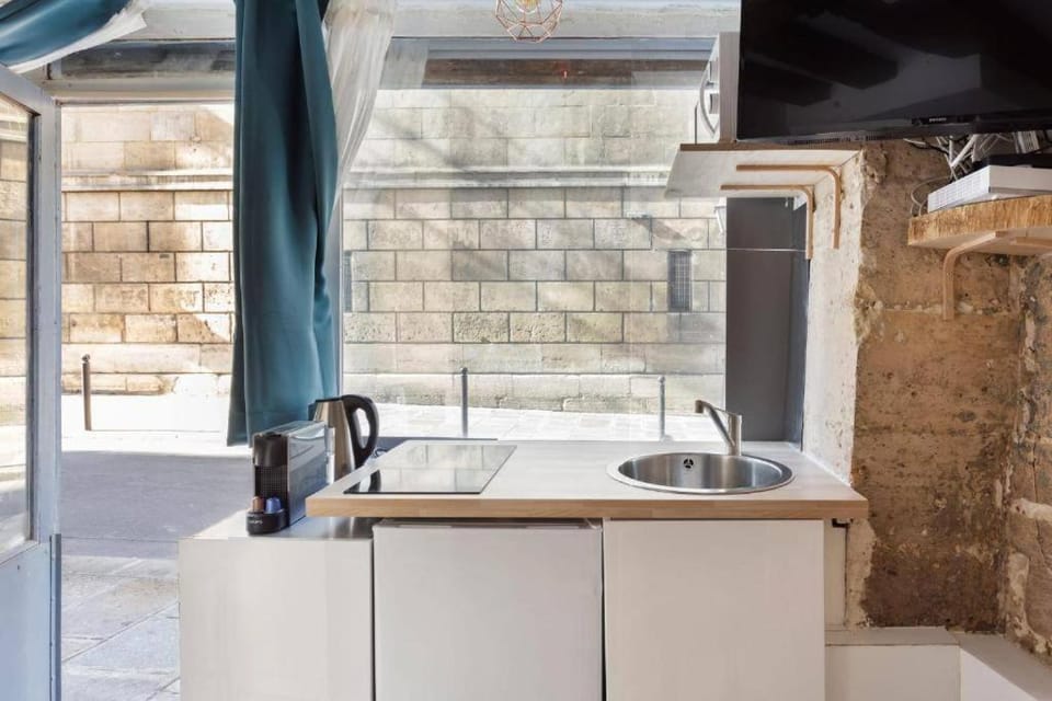 Lou - Stylish Studio Montorgueil Historic Heights Apartment in Paris