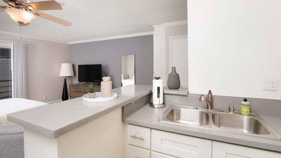 Landing Modern Apartment with Amazing Amenities (ID7305X60) Apartment in Mar Vista