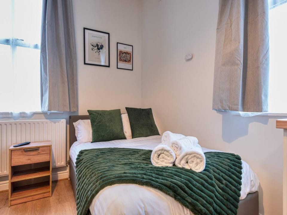 Bed, Other, Photo of the whole room, Bedroom, towels