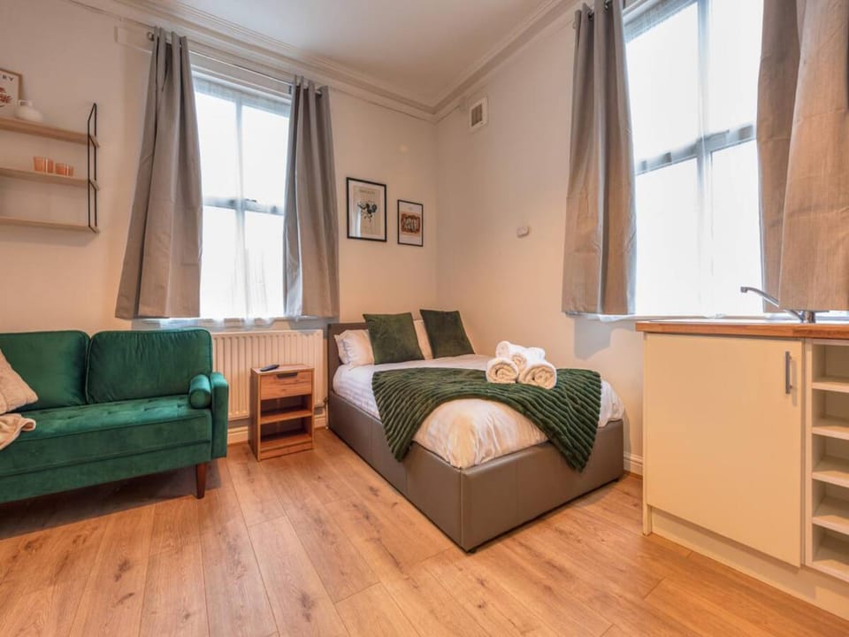 Bed, Living room, Other, Photo of the whole room, Seating area, Bedroom, towels