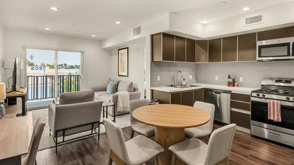Landing Modern Apartment with Amazing Amenities (ID3341X38) Apartment in West Hollywood